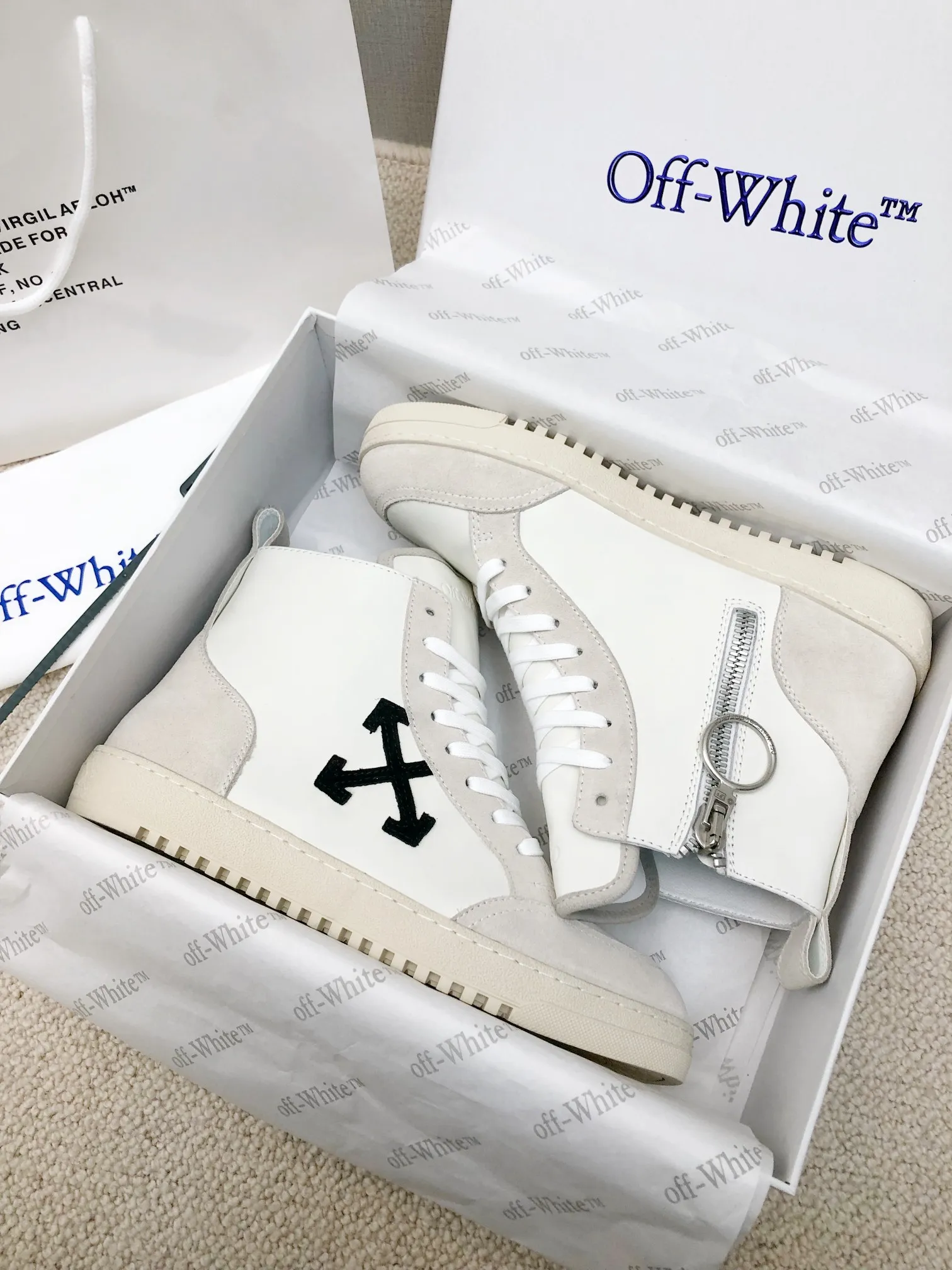 Men's men's shoes P540! 🌈🌈OFF WHITE🌈🌈 ⚡️Couple model⚡️🍓New color🍓 👉Ex-factory price: 130-45 The latest Gaobang street casual Martin style masterpiece, released the highest quality version on the market 👊 Series original mold opening, original lasting, production technology 1:1 original ➰🔜The best choice for more and more celebrities and Internet celebrities🔸In classics Change🔸Innovate in the trend🔸Strive to break away from the shackles of bad street design🔝Although he is not the originator of fashion design, he is definitely a shining dark horse in avant-garde design🐴🆙Do not follow the trend🔅Not universal beauty🔅 Fabric💯First-layer cowhide/suede Lining💯cowhide lining Foot pad💯Original molded high-elastic environmentally friendly molding pad Midsole💯Original lasting process Outsole💯Rubber outsole Packaging💯Full set of packaging synchronized with the official website (brand wrapping paper, brand certificate, brand cloth bag)